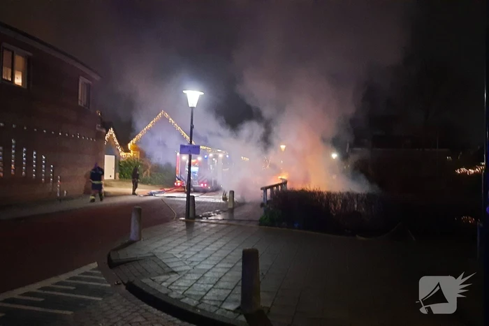 Brand in houten brug door vuurwerk
