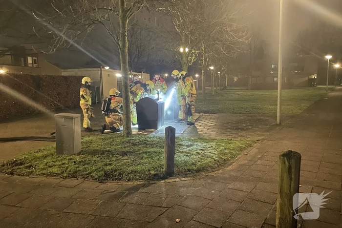 Brandweer blust brandende container