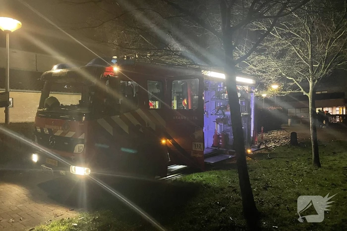 Brandweer blust brandende container