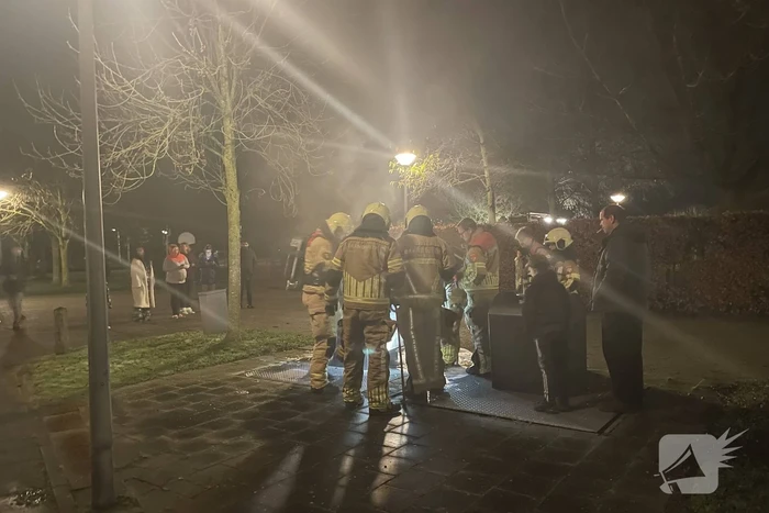 Brandweer blust brandende container