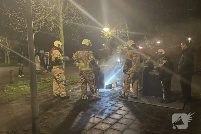 Brandweer blust brandende container