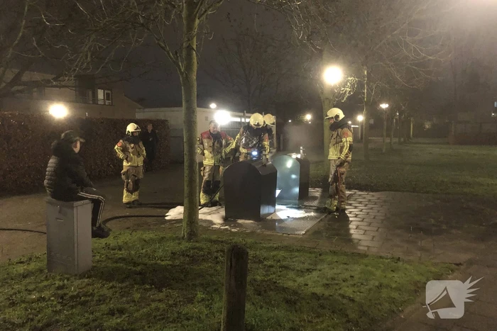 Brandweer blust brandende container