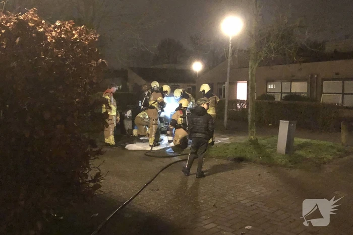 Brandweer blust brandende container