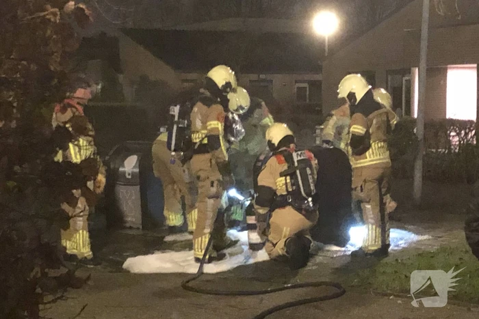 Brandweer blust brandende container