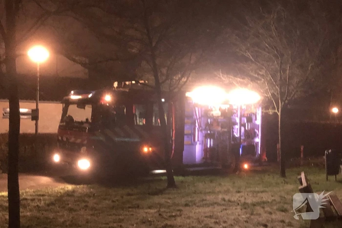 Brandweer blust brandende container
