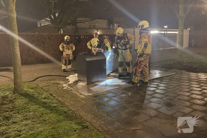 Brandweer blust brandende container