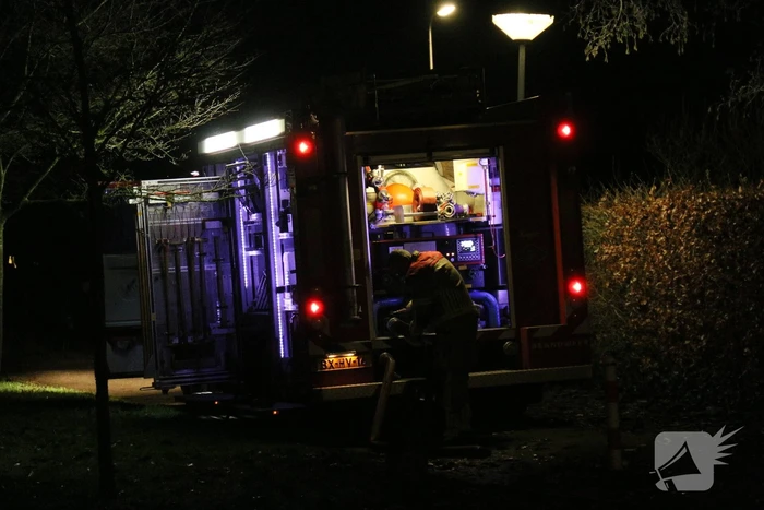 Brandweer blust brandende container
