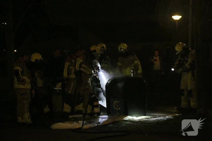 Brandweer blust brandende container