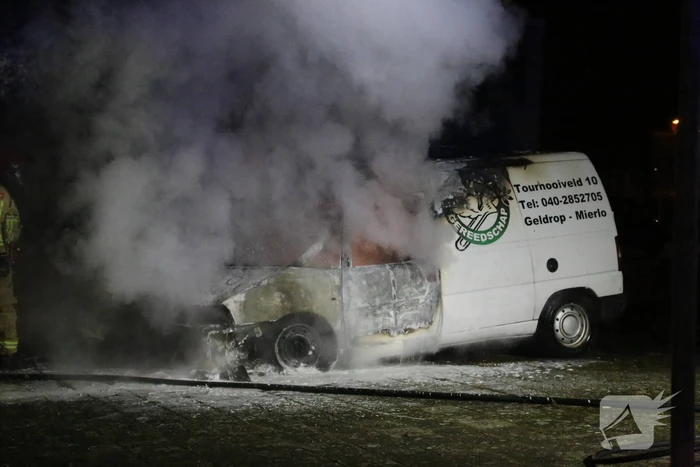 Bestelbus verwoest door brand