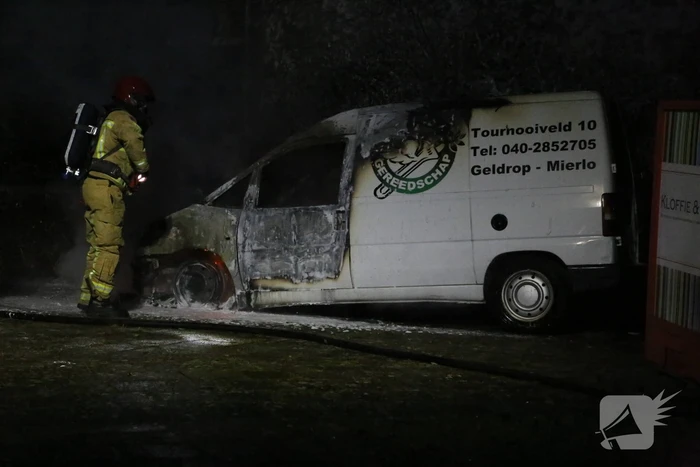 Bestelbus verwoest door brand
