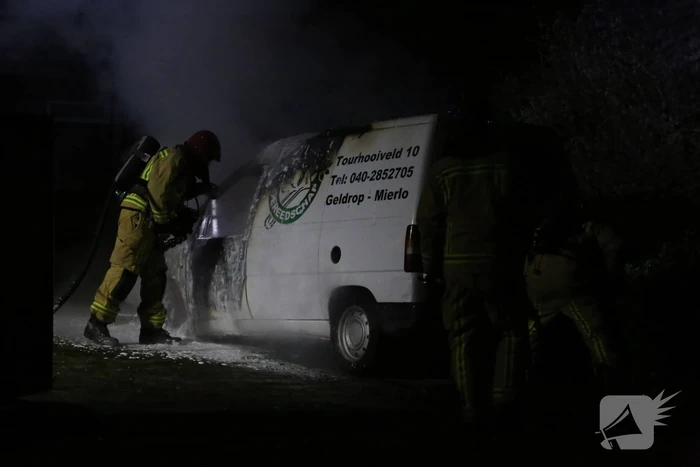 Bestelbus verwoest door brand