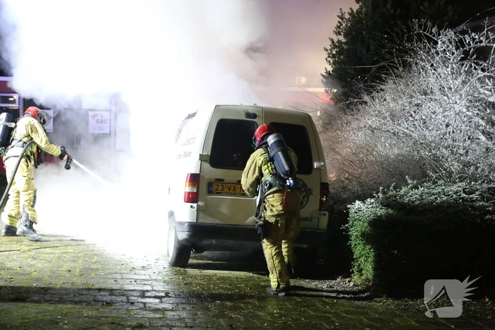 Bestelbus verwoest door brand