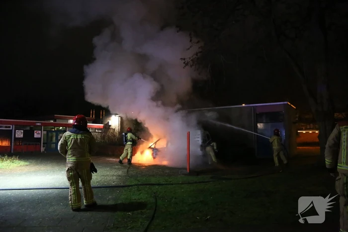Bestelbus verwoest door brand