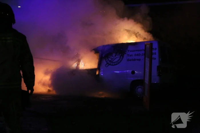 Bestelbus verwoest door brand