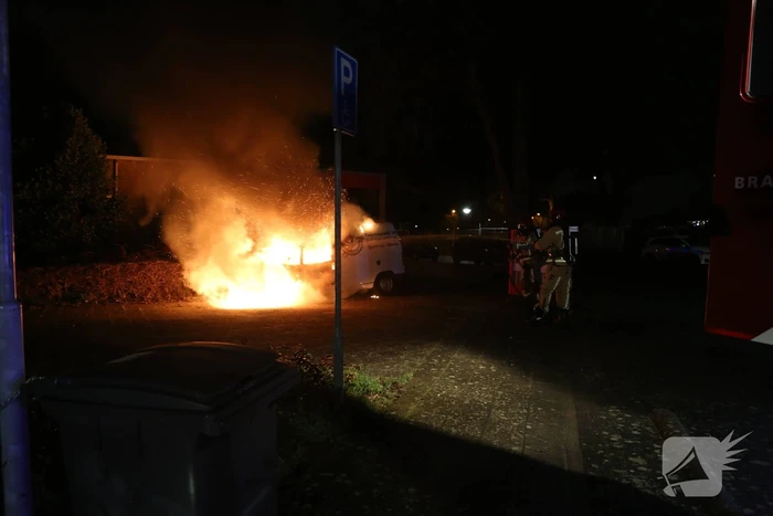 Bestelbus verwoest door brand
