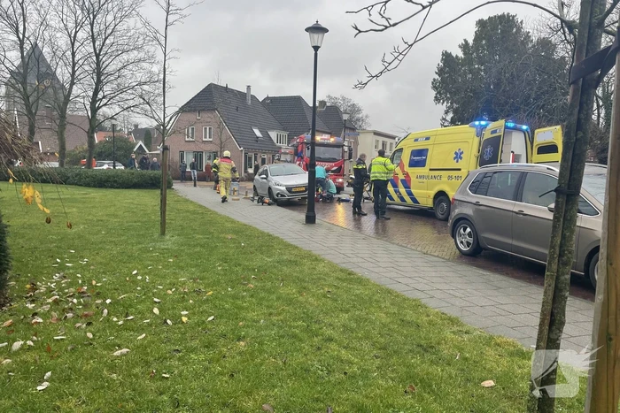 Persoon onder auto geraakt na aanrijding