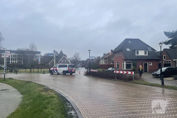 Persoon onder auto geraakt na aanrijding