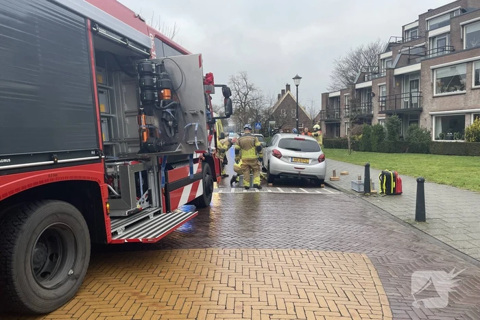 Persoon onder auto geraakt na aanrijding