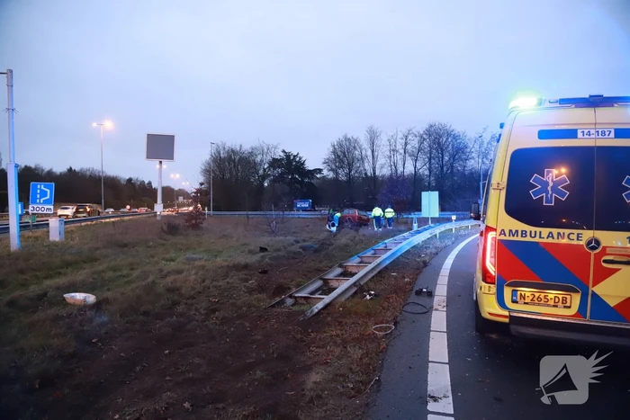Automobilist vliegt uit de bocht bij afrit