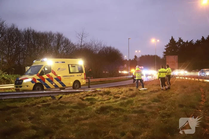 Automobilist vliegt uit de bocht bij afrit