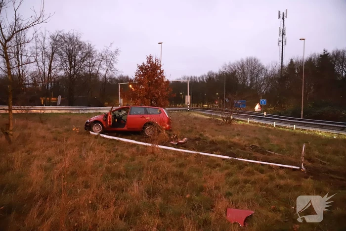 Automobilist vliegt uit de bocht bij afrit