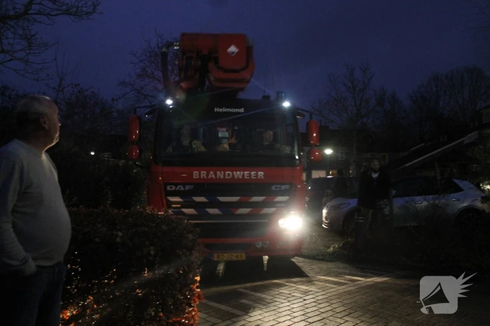 Brandweer blust brand in schoorsteen
