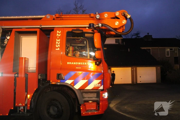 Brandweer blust brand in schoorsteen