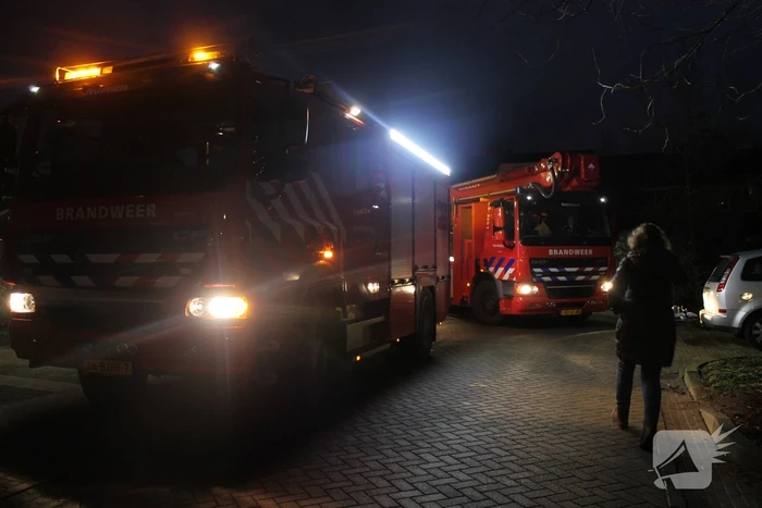 Brandweer blust brand in schoorsteen
