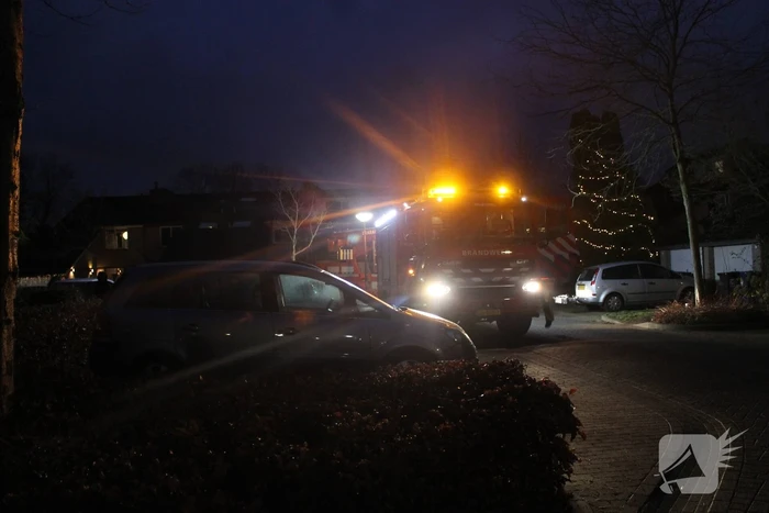 Brandweer blust brand in schoorsteen