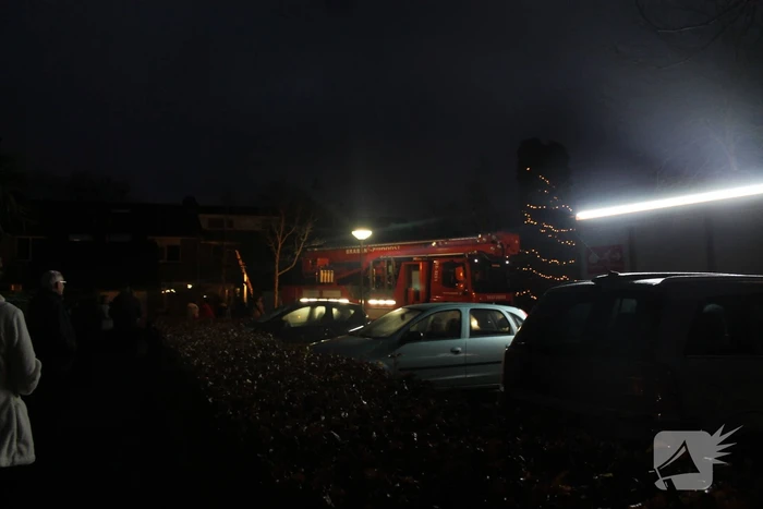 Brandweer blust brand in schoorsteen