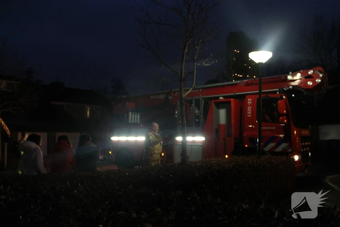 Brandweer blust brand in schoorsteen