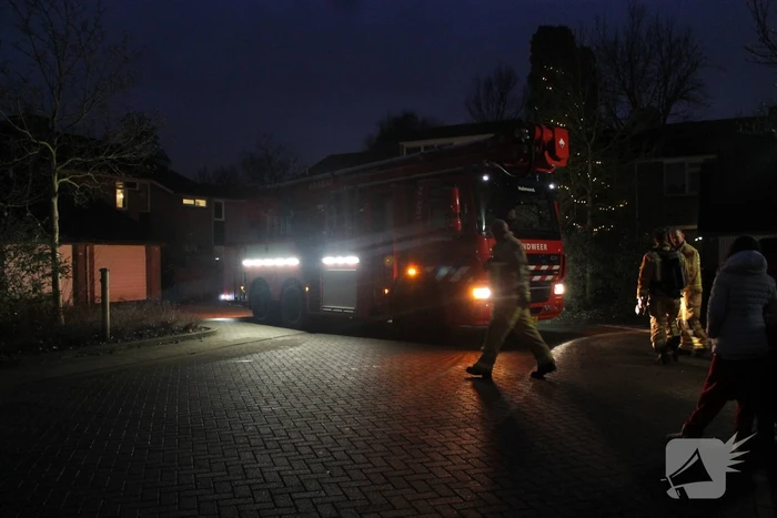 Brandweer blust brand in schoorsteen