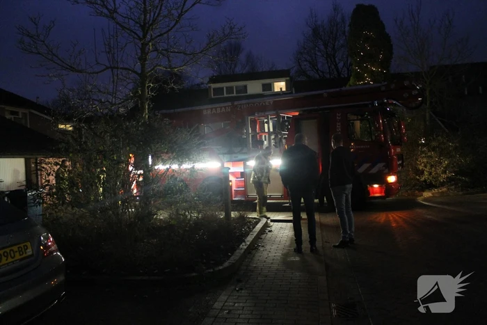 Brandweer blust brand in schoorsteen