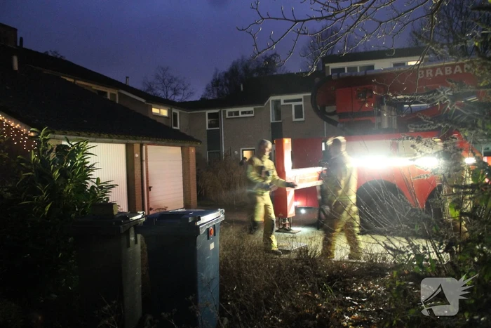 Brandweer blust brand in schoorsteen