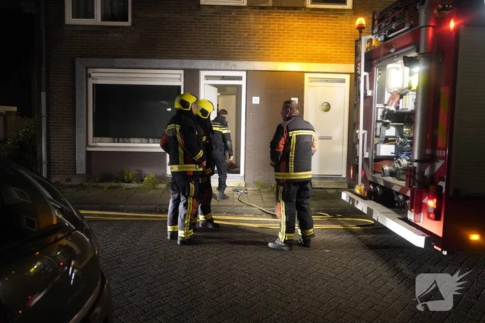Brandweer verricht controle door knetterend geluid