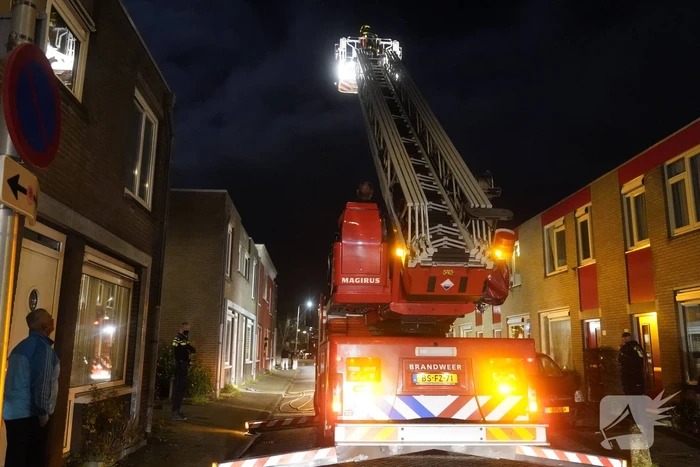 Brandweer verricht controle door knetterend geluid