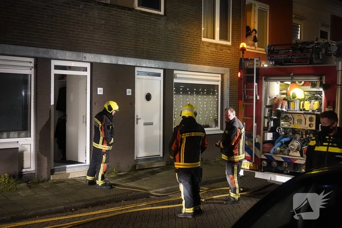 Brandweer verricht controle door knetterend geluid