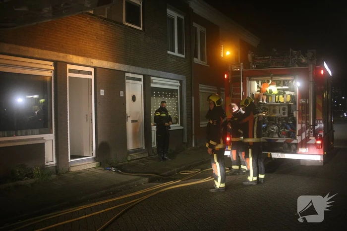 Brandweer verricht controle door knetterend geluid