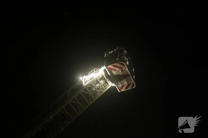 Brandweer verricht controle door knetterend geluid