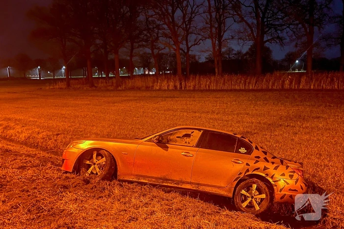 Bestuurder verliest macht over het stuur en belandt in greppel
