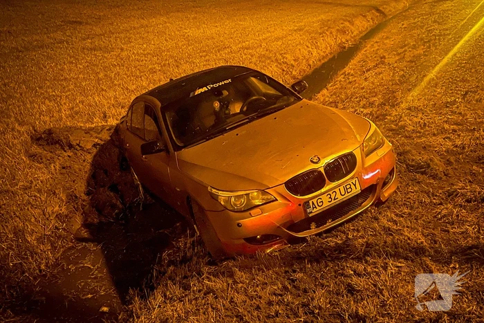 Bestuurder verliest macht over het stuur en belandt in greppel