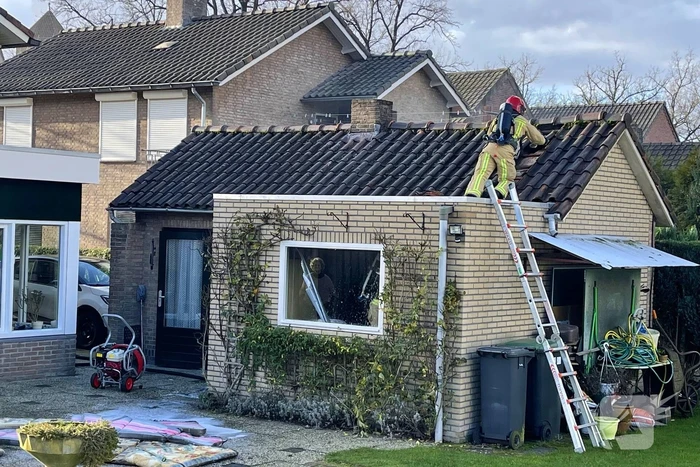 Brand in schuur achter woning