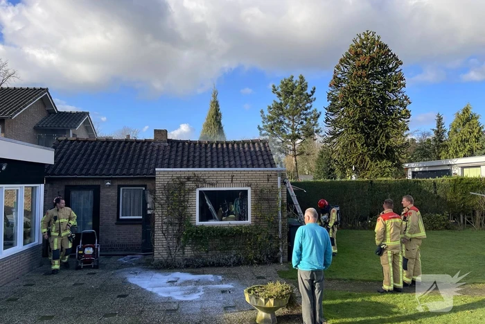 Brand in schuur achter woning