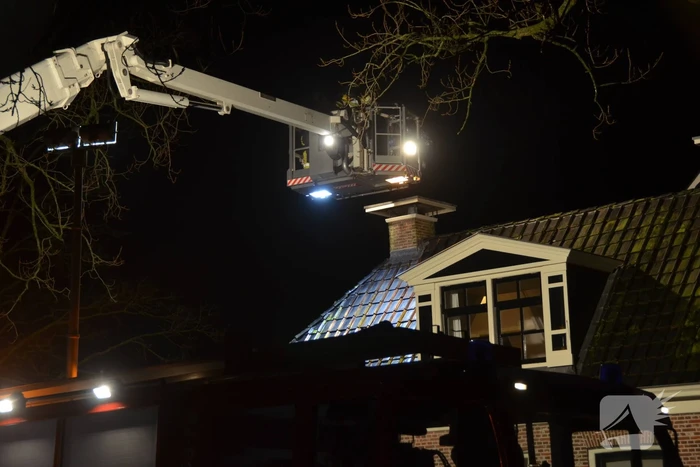 Brandweer veegt brand in schoorsteen