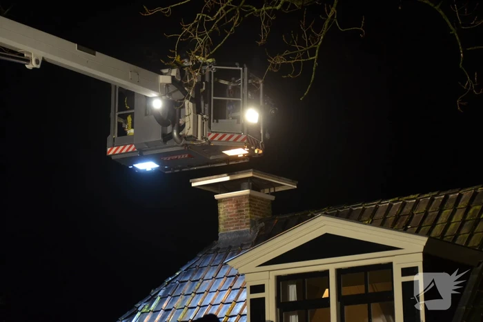 Brandweer veegt brand in schoorsteen