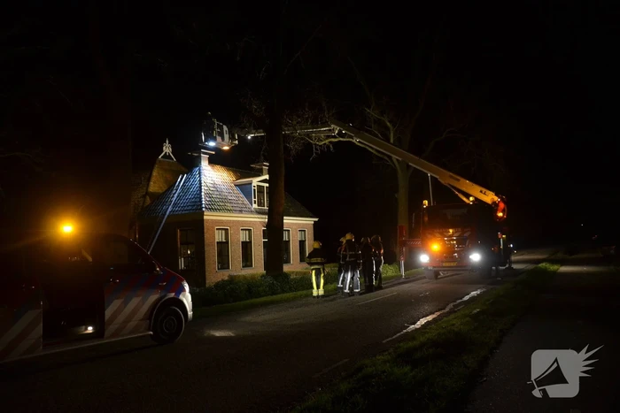 Brandweer veegt brand in schoorsteen