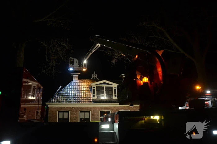 Brandweer veegt brand in schoorsteen