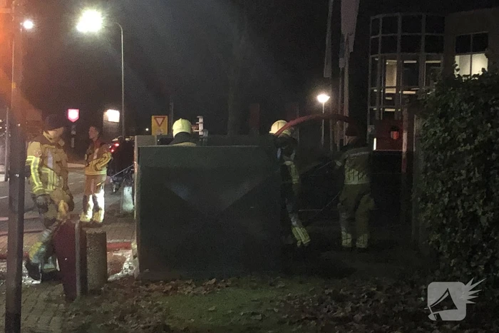 Brandweer blust brand in kledingcontainer