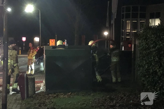 Brandweer blust brand in kledingcontainer