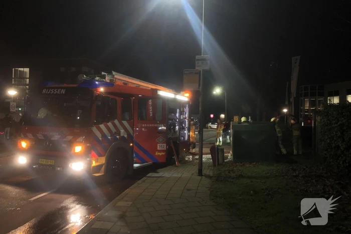 Brandweer blust brand in kledingcontainer